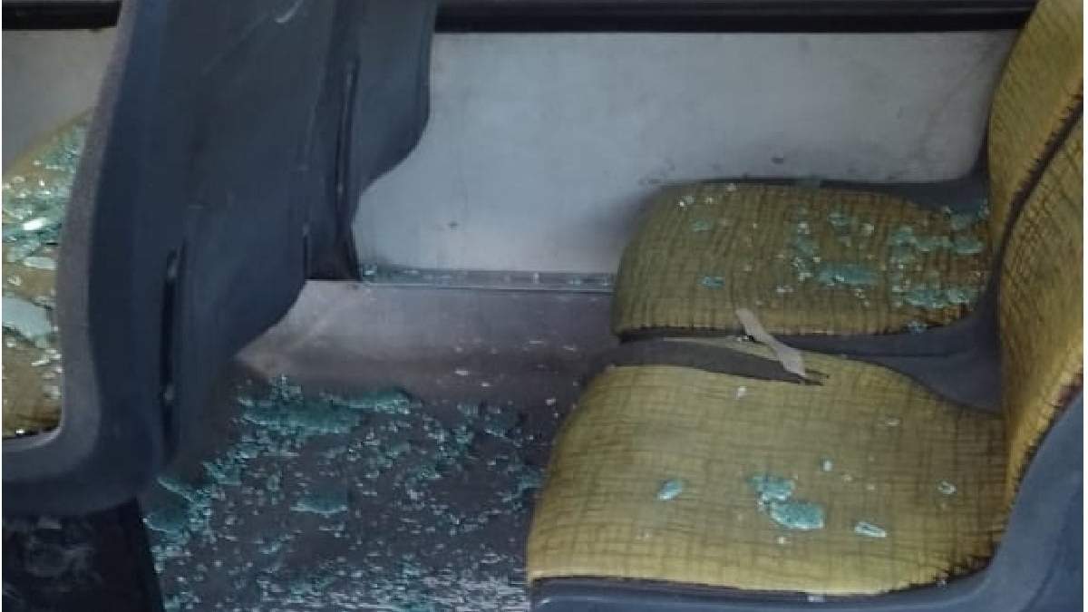 Así quedó el colectivo después de sufrir un acto de vandalismo en el oeste neuquino. Fuente: (Facebook)