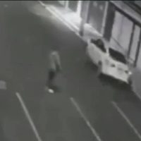 Un sujeto atropella a dos mujeres al salir de una fiesta; investigan tentativa de feminicidio