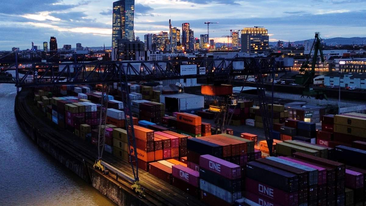 Contenedores almacenados en una terminal de carga en Fráncfort, Alemania