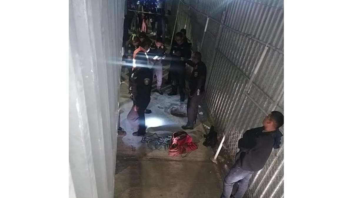Labores de rescate de los cuerpos de dos hermanas que murieron al caer en una coladera sin tapa en Iztacalco