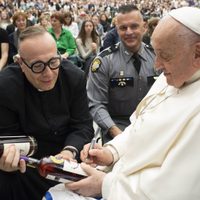 Botellas de bourbon de Kentucky firmadas por el Papa recaudan miles de dólares para obras benéficas