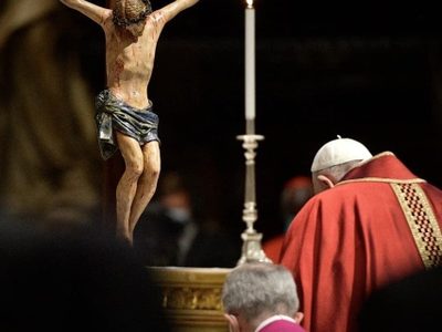 Papa reza por la personas con "depresión" y pide escucharlas "simplemente en silencio"