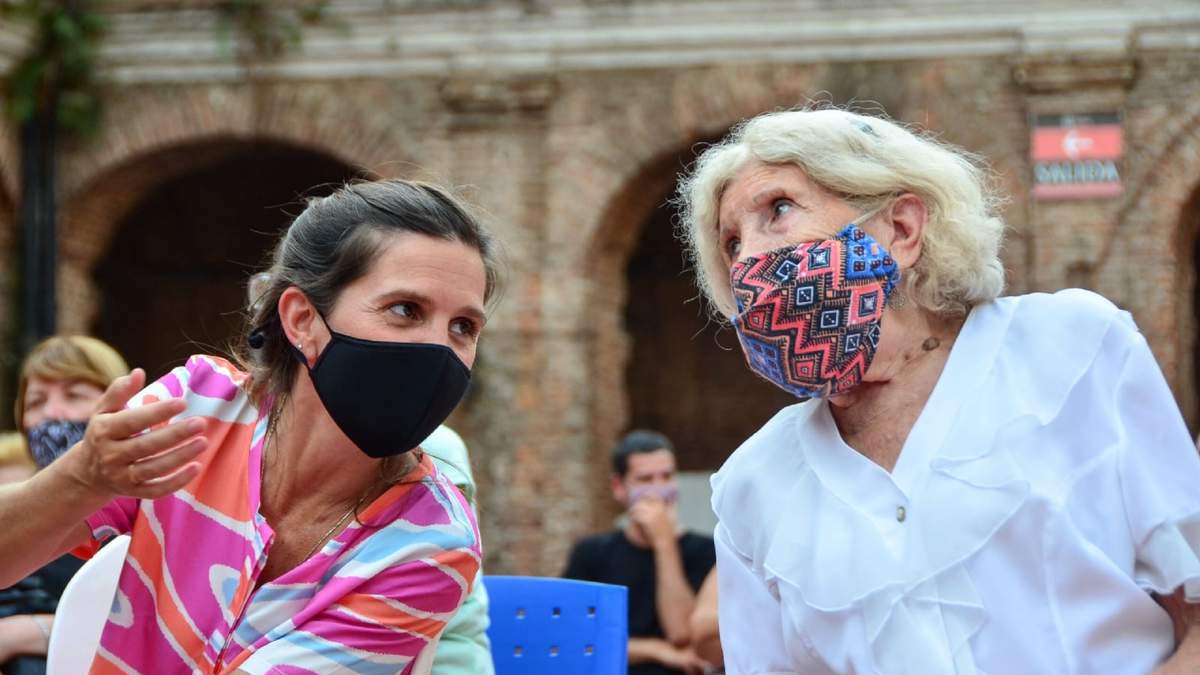 Fernanda Raverta junto a una jubilada. Fuente: (Twitter)