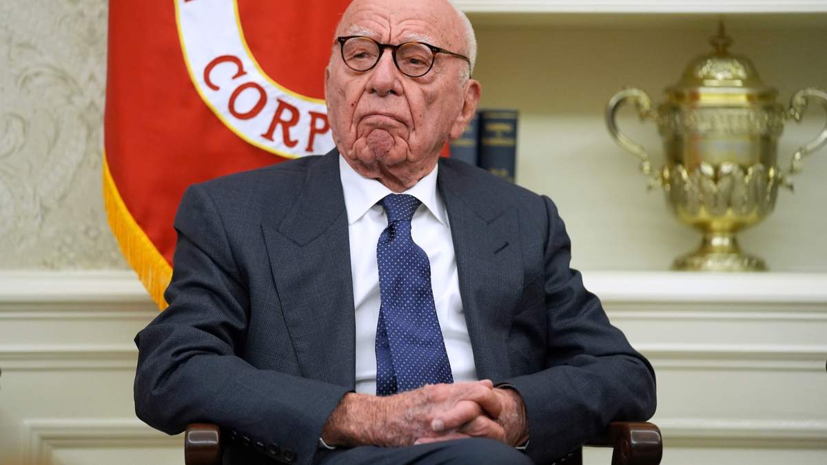 Rupert Murdoch en la Oficina Oval en la Casa Blanca en Washington mientras el presidente Donald Trump firma una orden ejecutiva, el 3 de febrero del 2025