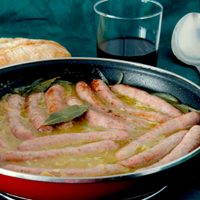 Salchichas al vino: probá esta receta que es toda una tentación para tu próxima cena calentita en casa