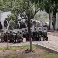 Lanzan bombas molotov contra instalaciones de la Sedena en Aguililla por inacción ante el crimen