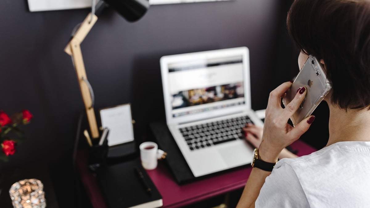 Las computadoras fueron una de las principales herramientas para que los empleados desarrollaran las actividades remotas. Fuente: (Twitter)