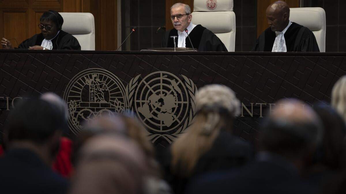El juez presidente Nawaf Salam lee el fallo de la Corte Internacional de Justicia, en La Haya, Holanda