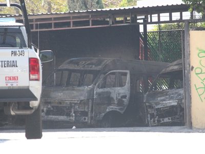 Queman combis de la ruta Chilpancingo-Amojileca en Guerrero; un chofer resulta herido (Video)