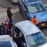 Conductor agresivo atropella a un sujeto porque le reclamó haberlo chocado