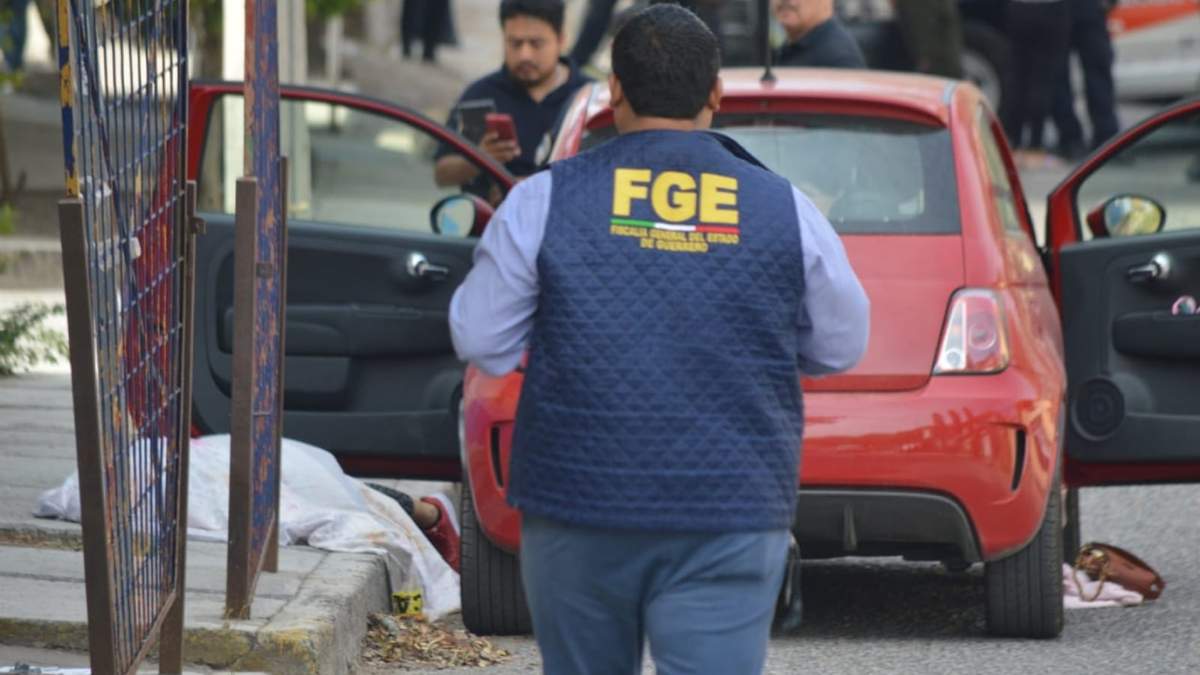 Se halló a una mujer sin signos vitales del lado del piloto de un automóvil marca Fiat.