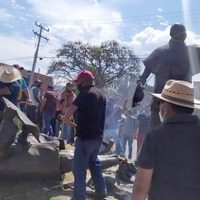 Indígenas derriban la escultura de "Los Constructores” en Morelia