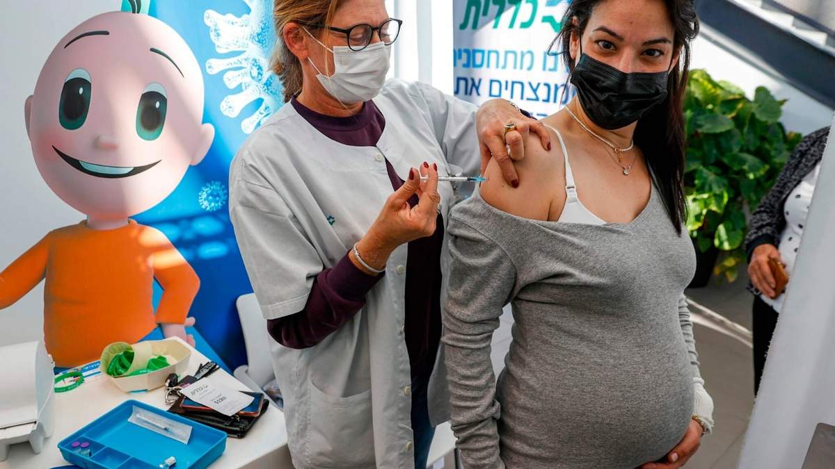 Una mujer embarazada recibe la vacuna contra el coronavirus. Fuente: (Twitter)
