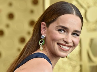 ¡La desplaza! Emilia Clarke podría protagonizar el papel de Amber Heard en una importante película