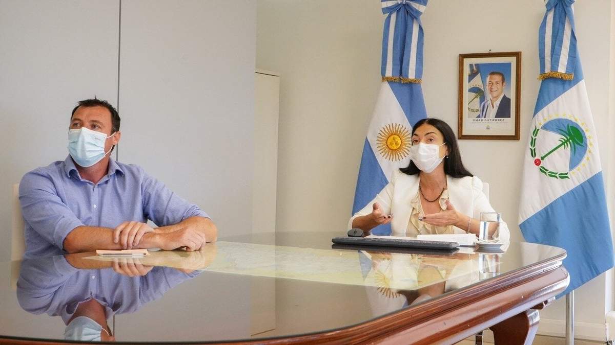 Autoridades del Ministerio de Salud durante el acto de bienvenida a los nuevos residentes del Sistema de Salud Público. Fuente: (Twitter)
