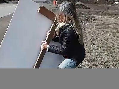Furia en Villa La Angostura: una vecina se enojó contra dos políticos