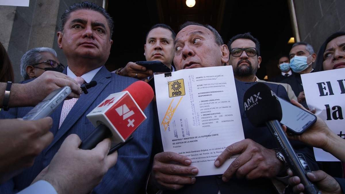 El dirigente del PRD Jesús Zambrano tras impugnar la reforma electoral ante la SCJN