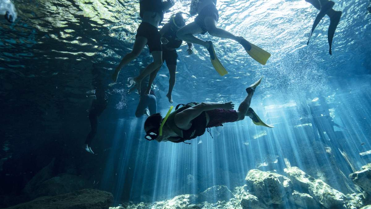 Turistas nadan en el cenote "Dos Ojos", a las afueras de Playa del Carmen