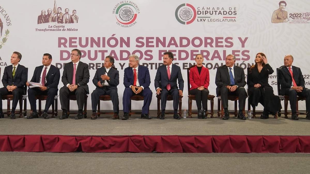 Higinio Martínez, a la derecha de López Obrador