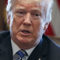 Trump firma orden que impone aranceles al acero y aluminio; excluye temporalmente a Canadá y México