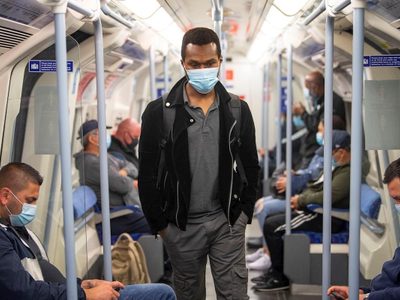 En Reino Unido dudan que la distancia social sea de dos metros