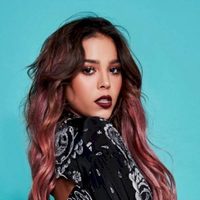¿Listo para encenderte? Danna Paola abrió su bata y ¡dejó ver su escotazo profundo!