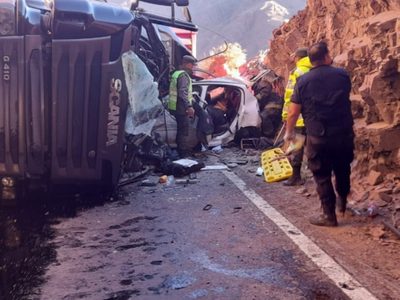 Accidente fatal: un camión volcó sobre un auto en la Ruta Nacional N°7 de Mendoza