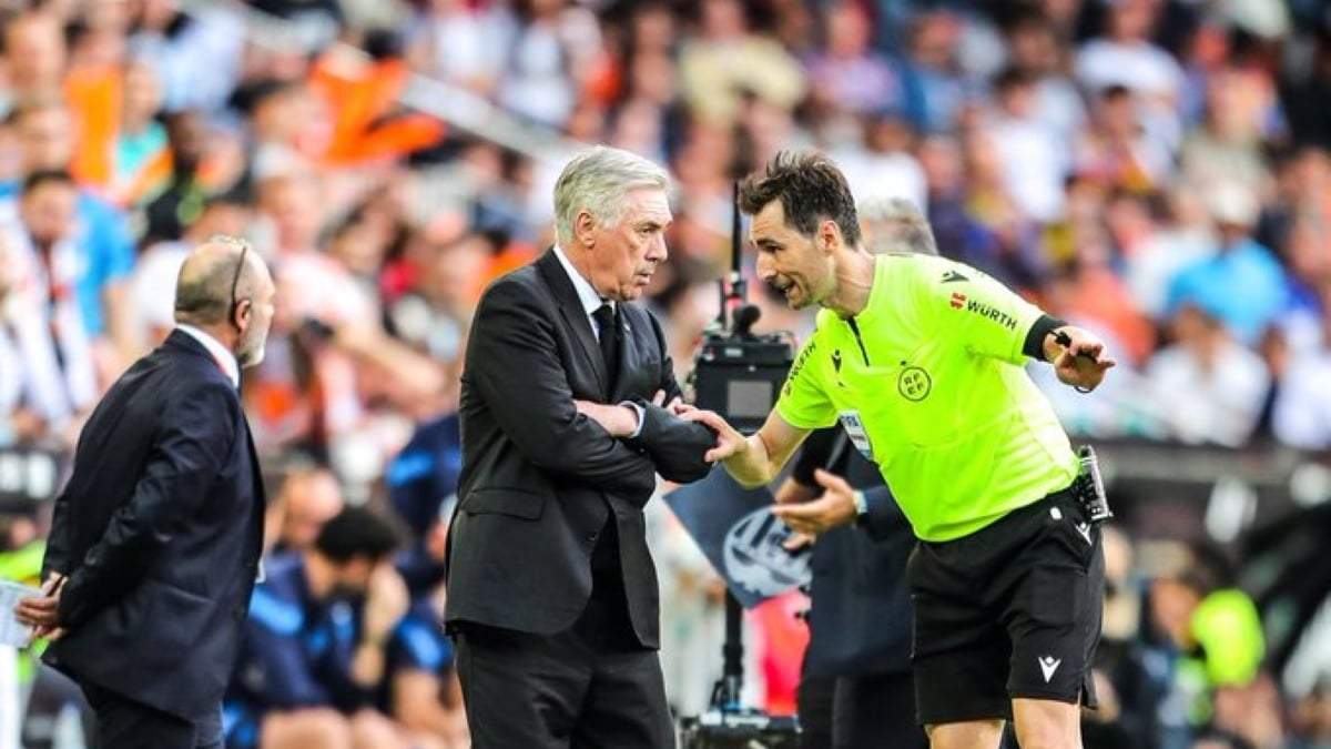 El entrenador del Real Madrid, Carlo Ancelotti, en un encuentro de LaLiga Santander 2022-2023 ante el Valencia en Mestalla