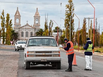 Tras el fallecimiento de una persona, restringen la circulación en Valle Medio