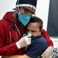 Con un abrazo, enfermero tranquiliza a paciente covid con Síndrome de Down que no podía respirar