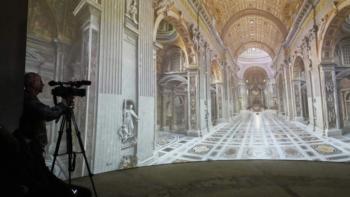 Imágenes de la Basílica de San Pedro se proyectan en una pantalla, parte del proyecto "Basílica de San Pedro: Experiencia mejorada con IA" en el Vaticano