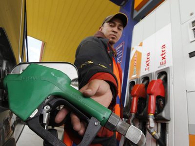 Acorralado: Guillermo Lasso congeló los precios del combustible en Ecuador para evitar un estallido