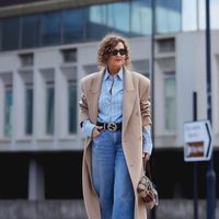 Jeans para mujeres +50: elegí el calce que celebra tu estilo sin fecha de vencimiento