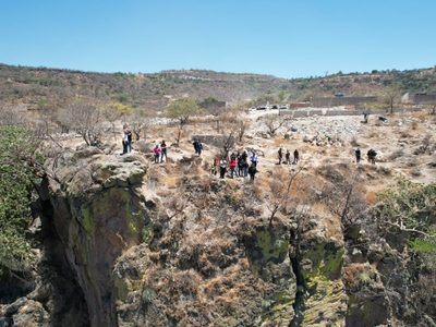 Buscando a desaparecidos hallan 45 bolsas con restos humanos en Jalisco