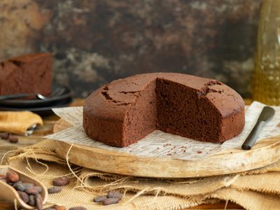 Bizcocho de chocolate exprés: sin azúcar, sin harina y con solo 3 ingredientes que seguro tenés en casa