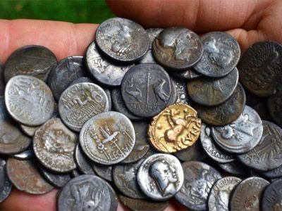 El sueño del pibe: un fan de Indiana Jones halló cientos de monedas de oro romanas en el Reino Unido