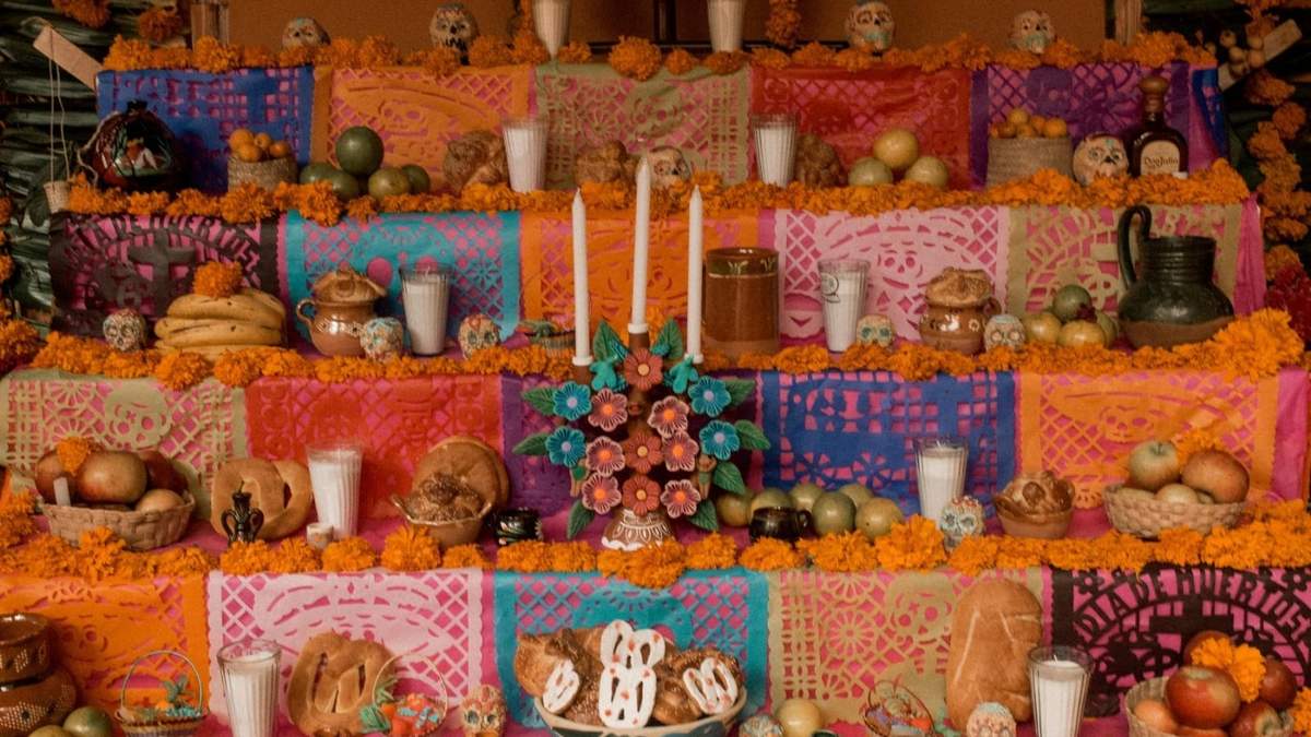 Sugerencias de Profeco para reutilizar, comparar precios y ajustar el altar al presupuesto familiar durante la conmemoración de Día de Muertos.