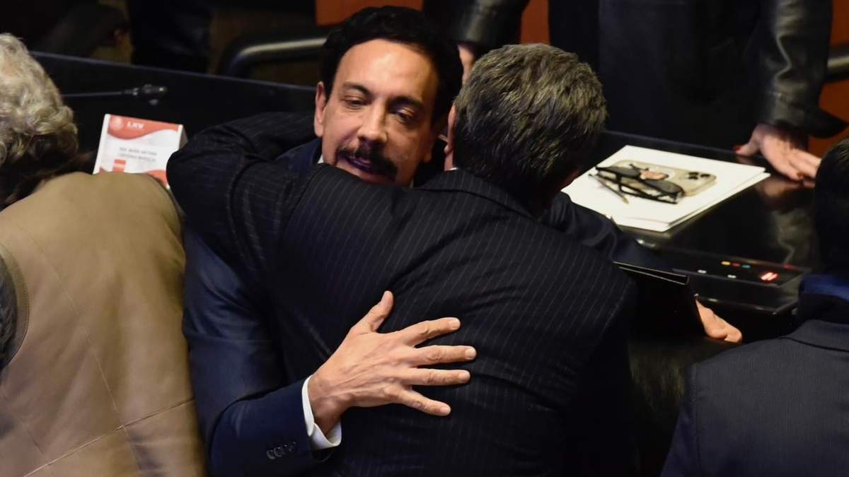 Omar Fayad es felicitado por Ricardo Monreal después de su ratificación en el Senado