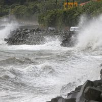 Imponente tifón azota a Japón: llaman a millones a evacuarse