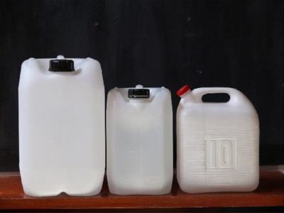 Si tenés un bidón plástico grande, no lo tires: creá este portabolsas de consorcio, muy útil para la cocina