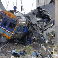 Tragedia en Tailandia: una grúa cayó sobre un tren y dejó al menos 30 muertos y 67 heridos