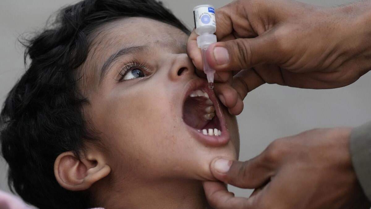 Un niño recibe la vacuna contra el polio en Karachi, Pakistán