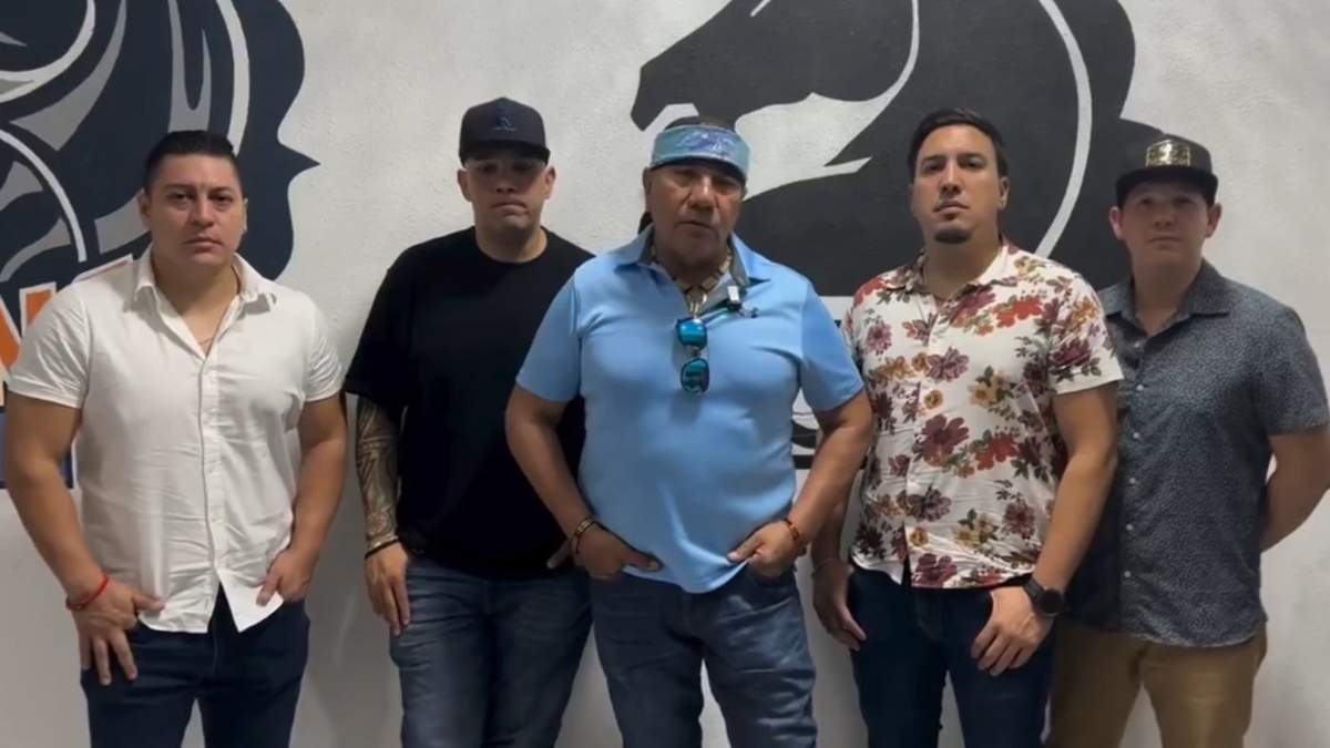 Los integrantes de Grupo Bronco, que tenían programado presentarse en el mitin