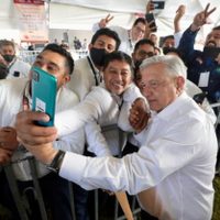 AMLO reta a empleados de CFE: instalar 2 mil 800 antenas es como hacer “tamalitos de chipilín”