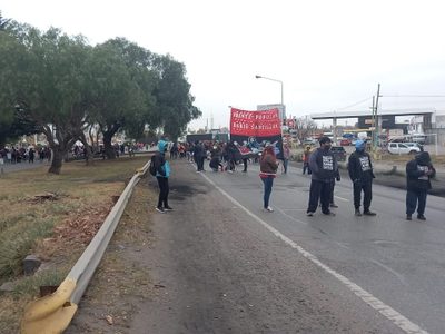 Organizaciones sociales cortan el puente carretero y piden medidas a la gobernadora