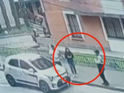 Conductor apuñala y atropella a policía de tránsito que quería ponerle una multa | IMÁGENES FUERTES