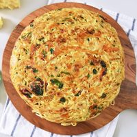 Con solo 3 huevos y 1 tomate: la receta que te resolverá la cena, deliciosa y sin gastar fortuna