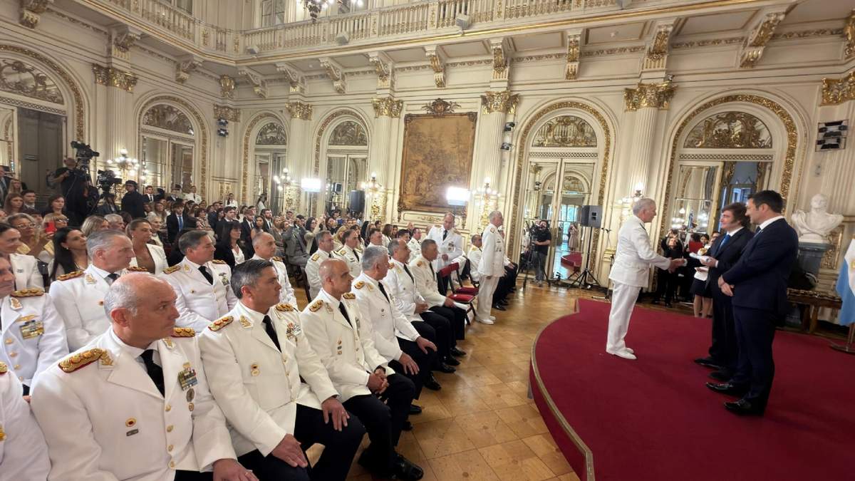 El presidente Javier Milei encabezará la Entrega de Sables a las Fuerzas Armadas en la Casa Rosada.