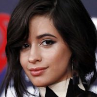 De guantes y nada más: así se mostró Camila Cabello para agradecer a sus fans