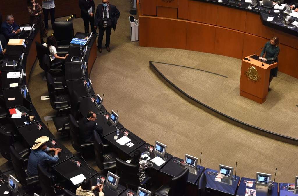 La priista Claudia Ruiz Massieu evocó a su padre al argumentar su voto en contra